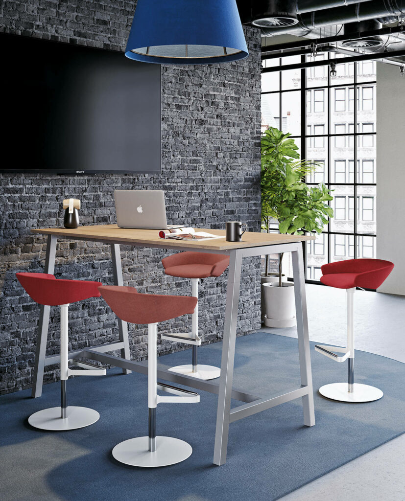 Table haute avec chaises haute pour collaborer au travail