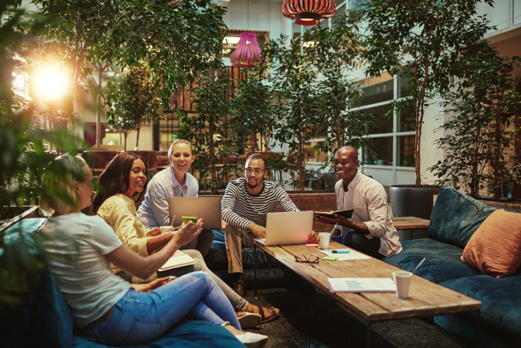 Equipe discutant au bureau