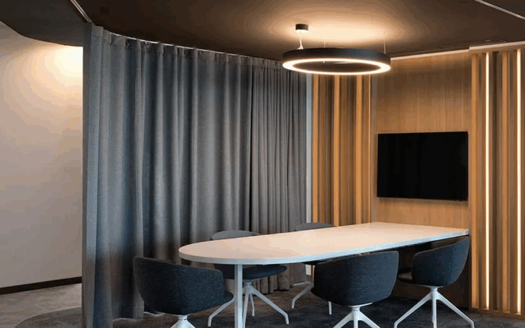 Des rideaux au bureau ? Absolument, et voici pourquoi.