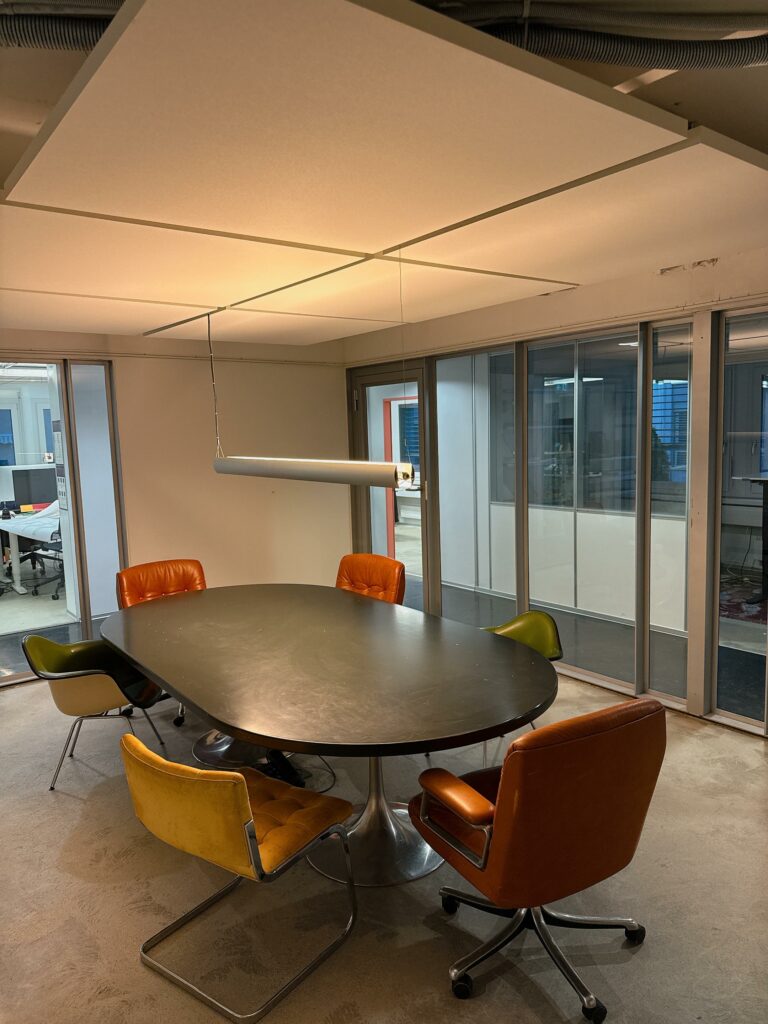 Salle de réunion avec panneaux acoustiques