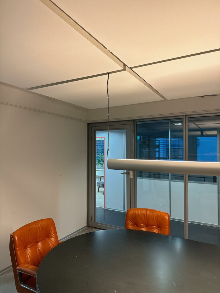 Salle de réunion avec panneaux acoustiques - Calamp Office Design