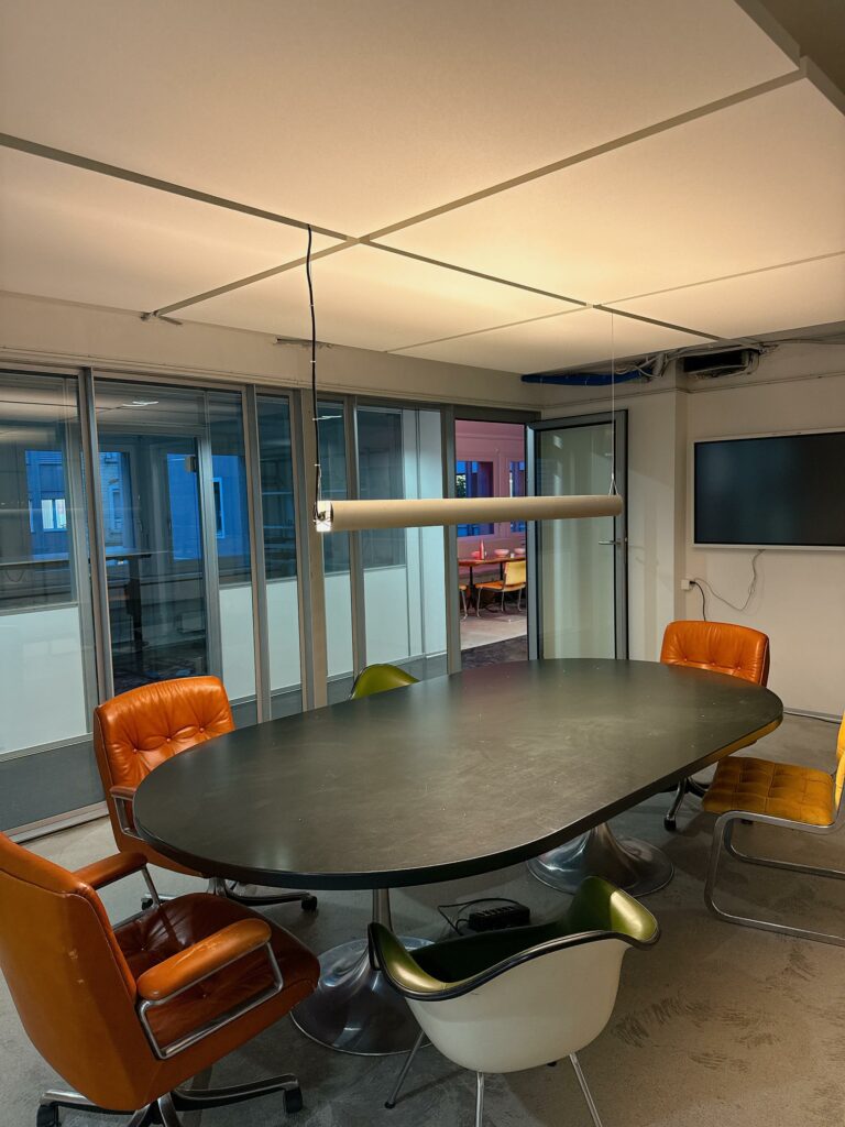 Salle de réunion avec panneaux acoustiques - Calamp Office Design