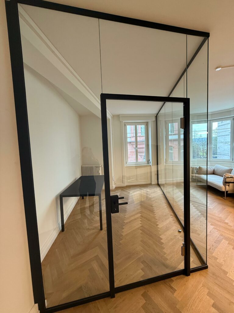 Cloison de bureau moderne en verre avec porte