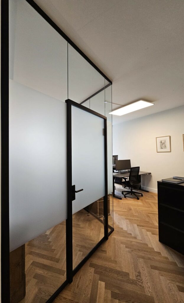Cloison de bureau moderne en verre avec porte et film